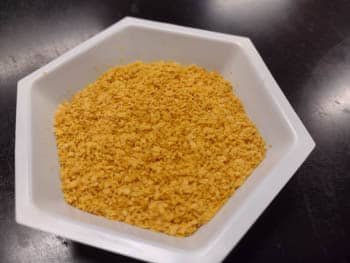 New study dives deep into the sustainability of an alternative aquaculture feed ingredient 1 Researchers at UC Santa Cruz use freeze-dried whole-cell flakes of the marine microalga Schizochytrium sp. in some of their experimental fish feed formulas. Photo: Devin Fitzgerald