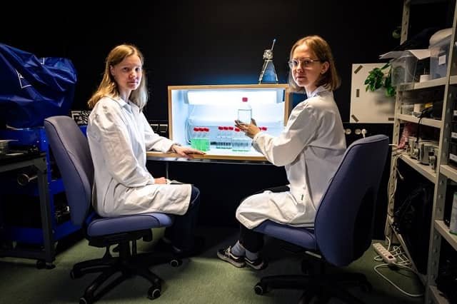 Research project seeks solutions for profitable algae production – great potential for climate change mitigation 1 Researchers Pauliina Salmi (left) and Salli Pääkkönen. Photo: Jyväskylän yliopisto.