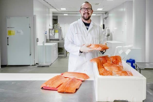 Se pueden ahorrar US$150 millones en el transporte de salmón 1 El científico Bjørn Tore Rotabakk con salmón sobreenfriado. Foto: Jan Inge Haga/Nofima