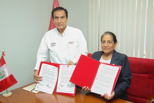 Presidente ejecutivo de Sanipes, Víctor Haro Corales, y la rectora de la UNS, América Odar Rosario, durante la firma del convenio. Fuente: Sanipes