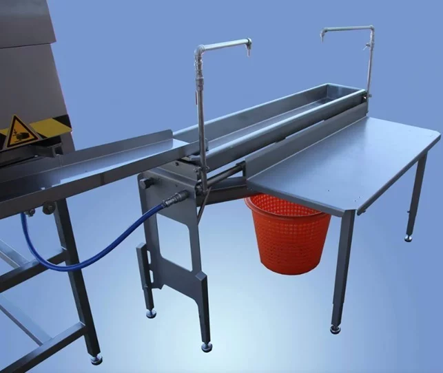 BOLETO: Líder Innovador en Tecnología de Eviscerado de Pescado Participará en la Expo Pesca y AcuiPeru 2023 3 Mesa de inspección del pescado eviscerado. Fuente: Boleto