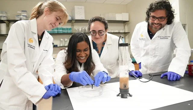 Artemia como modelo para estudiar enfermedades de camarones marinos 1 El microbiólogo Dr. Salvador Almagro-Moreno con su equipo probando el efecto de los patógenos en el camarón de salmuera.