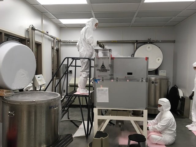 Las muestras se sometieron a un proceso llamado criomolienda, en el que se trituraron y al mismo tiempo se enfriaron con nitrógeno líquido, convirtiéndolas en un polvo fino. Luego, los materiales fueron embotellados, probados y analizados. Crédito: D. Ellisor/NIST