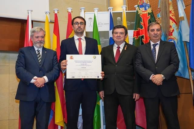 Representantes de AVRAMAR recibiendo el premio "Prever".