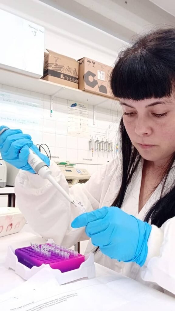 Investigadora UACh realiza pasantía en la UAB para estudiar el efecto de los nanoplásticos y microalgas nocivas en el mejillón 1 Investigadora Camila Barría