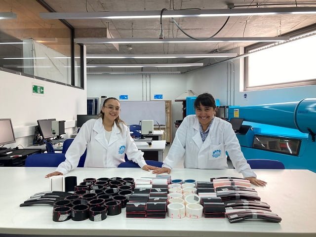 Innovador proyecto de ingeniería mecánica UAI desarrolla protocolo de calidad para tuberías de la salmonicultura 1 Daniela Guerraty y Paula Rojas. Cortesía: Universidad Adolfo Ibáñez.