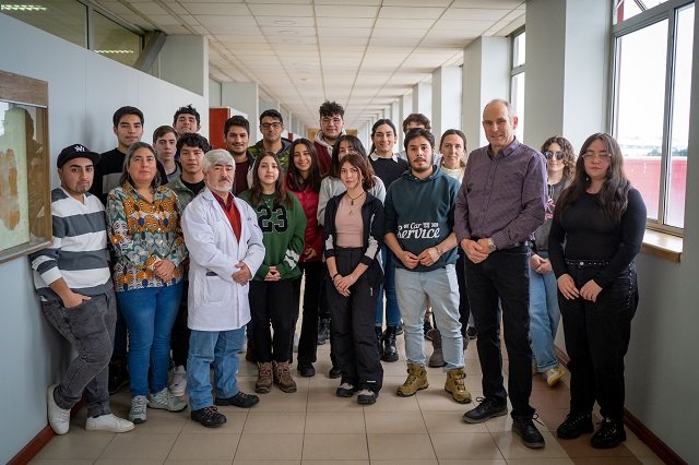 Asociación de Salmonicultores de Magallanes y Elanco dictaron charla sobre bienestar animal con énfasis en acuicultura en la UMAG 1 Expositor y participantes en la charla. Fuente: Elanco.