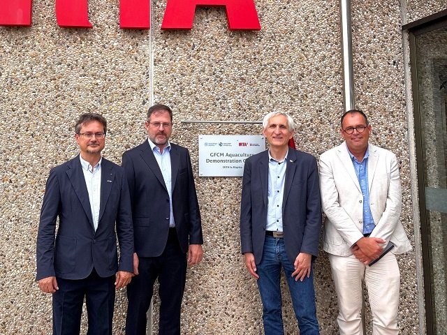 Placa. Antoni Espanya (DG PMPS DARPA), Miguel Bernal (Secretari executiu GFCM), Josep Usall i Rodié (DG IRTA), Enric Gisbert (jefe de programa Acuicultura del ’IRTA).