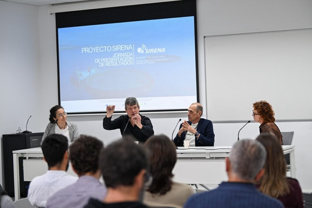 Panel de expertos con los investigadores principales del Proyecto SIRENA. De izquierda a derecha, Ana María Mancho (Investigadora Científica en ICMAT-CSIC), Ángel Rodríguez Santana (Profesor Titular ULPGC y experto en Oceanografía Física) y Antonio Juan González Ramos (Profesor Titular ULPGC y experto en Teledetección). Dinamiza la mesa Montserrat Gimeno Ortiz, gerente del Grupo de Acción Costera de Gran Canaria.