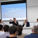 Panel de expertos con los investigadores principales del Proyecto SIRENA. De izquierda a derecha, Ana María Mancho (Investigadora Científica en ICMAT-CSIC), Ángel Rodríguez Santana (Profesor Titular ULPGC y experto en Oceanografía Física) y Antonio Juan González Ramos (Profesor Titular ULPGC y experto en Teledetección). Dinamiza la mesa Montserrat Gimeno Ortiz, gerente del Grupo de Acción Costera de Gran Canaria.