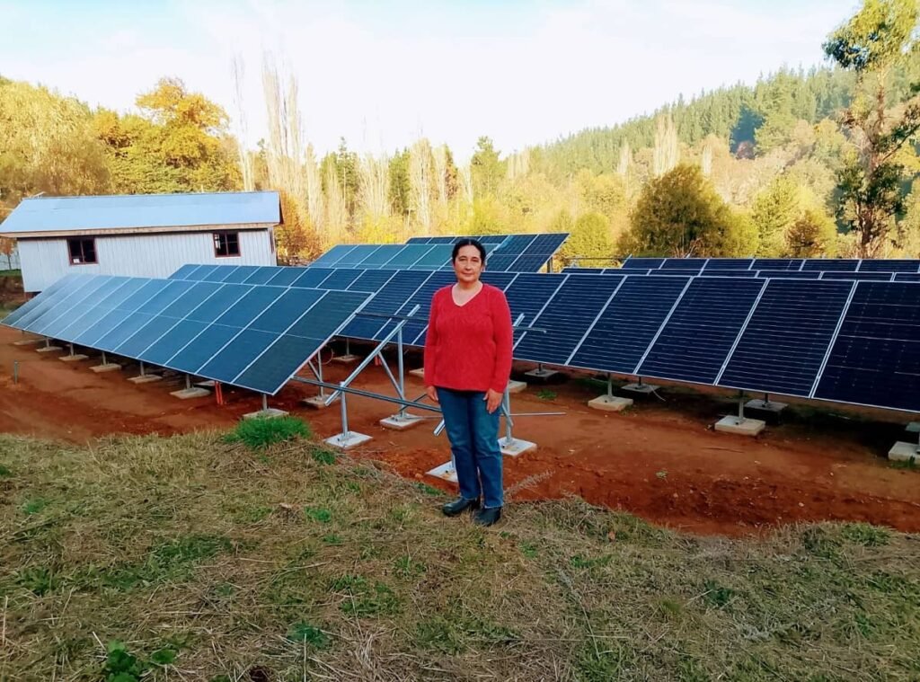 Berta Jara, beneficiaria de los fondos INDESPA para implementar una planta fotovoltaica que asegura el suministro eléctrico mediante energías renovables a su granja acuícola.
