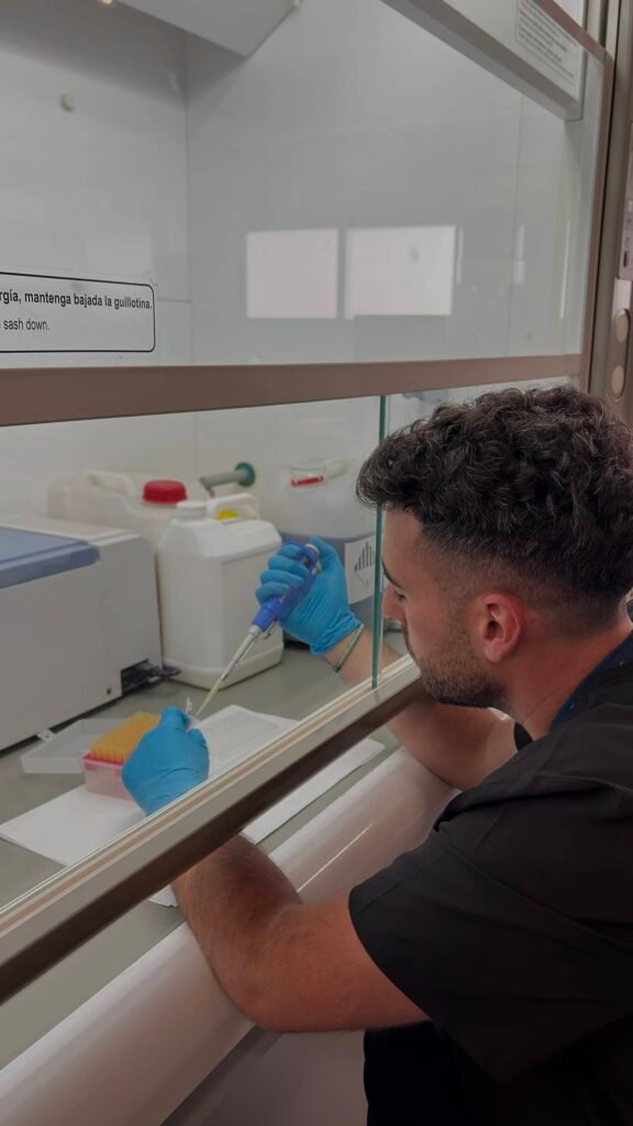 Investigador Luis Molina Roque durante la investigación. Cortesía ECOAQUA.