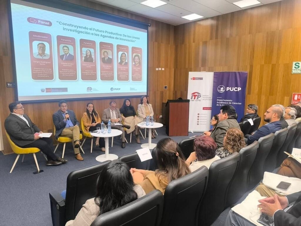 Panel de expertos y funcionarios públicos durante la presentación de las Agendas de I+D+i.